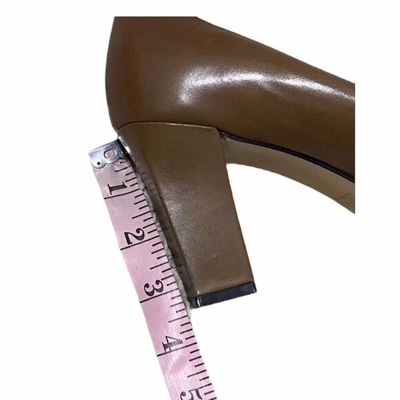 Tahari Bennett Bennett Peep Toe Block Heel Gold Metal Detail Leather Pumps Tan 9 - Picture 9 of 15